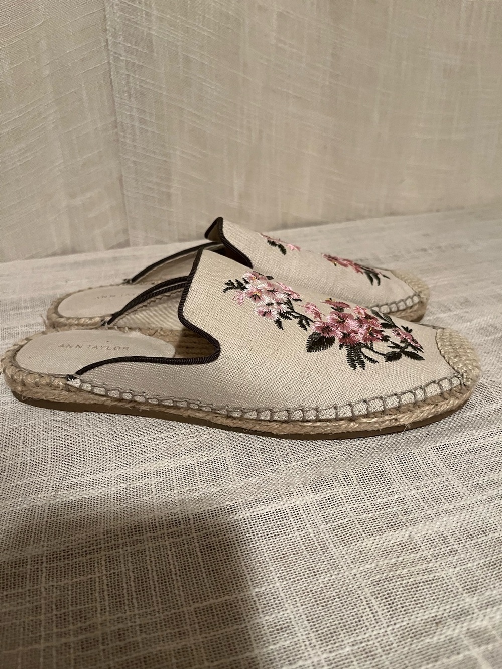 Ann Taylor Floral Embroidered Espadrille Mules Slides 5.5M Cottagecore